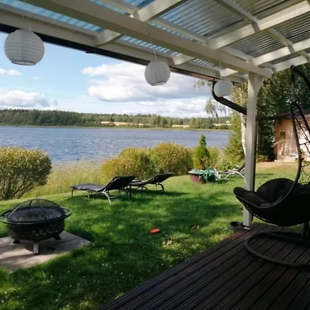 Ympaerivuotinen Jaervenrantahuvila Pihtiputaalla Vila